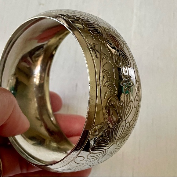 Silver tone lot of 2 bangle bracelets, floral chunky bangle & fish island bangle - Picture 5 of 8